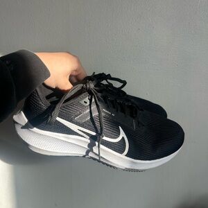 Nike Women's Black and White Athletic Shoes